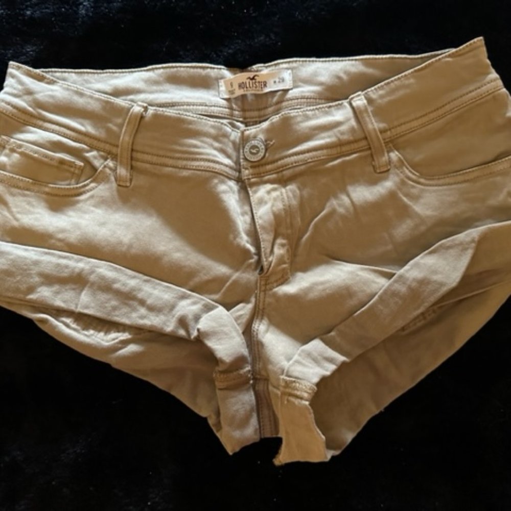 NWOT HOLLISTER KHAKI SHORTS SIZE 9